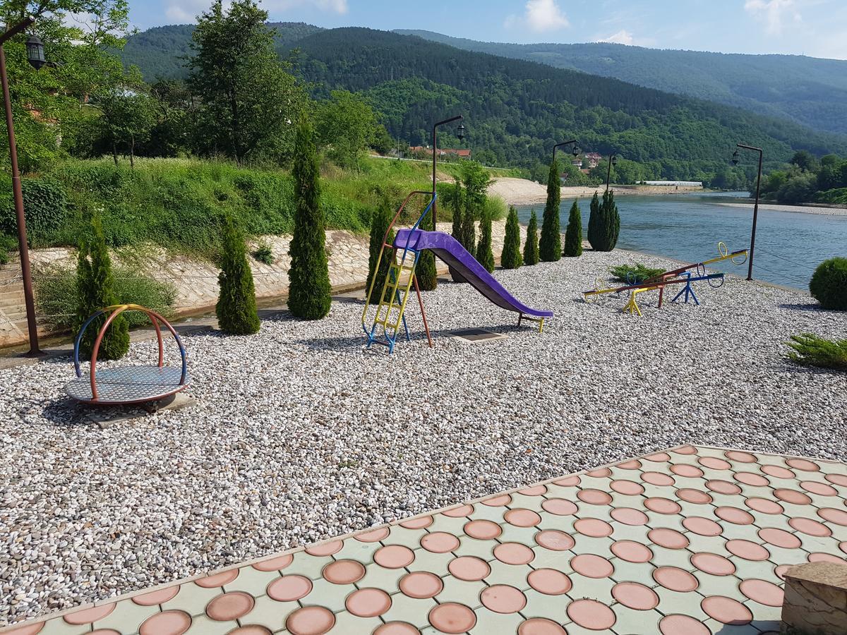 Pansion Basa Hotel Ustikolina Exterior foto