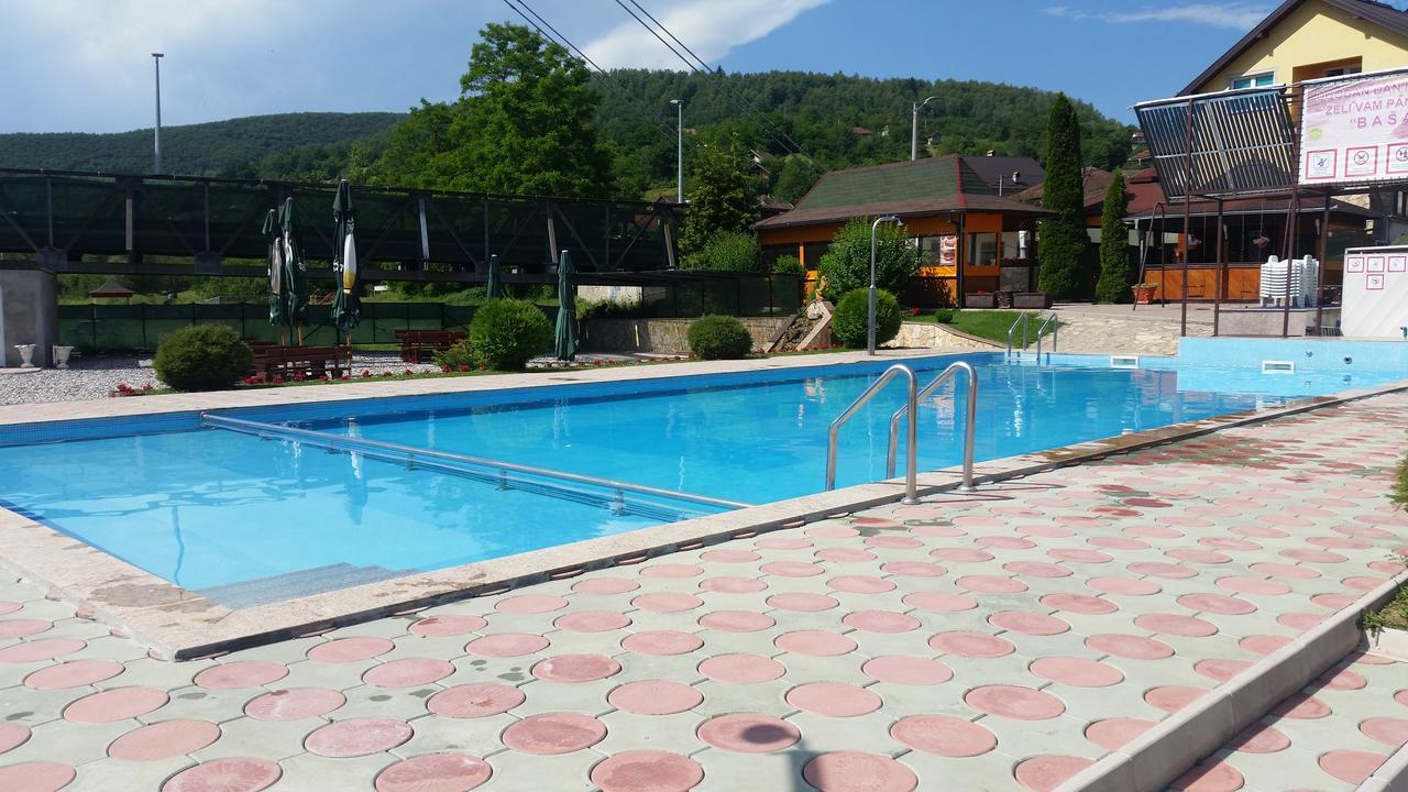 Pansion Basa Hotel Ustikolina Exterior foto