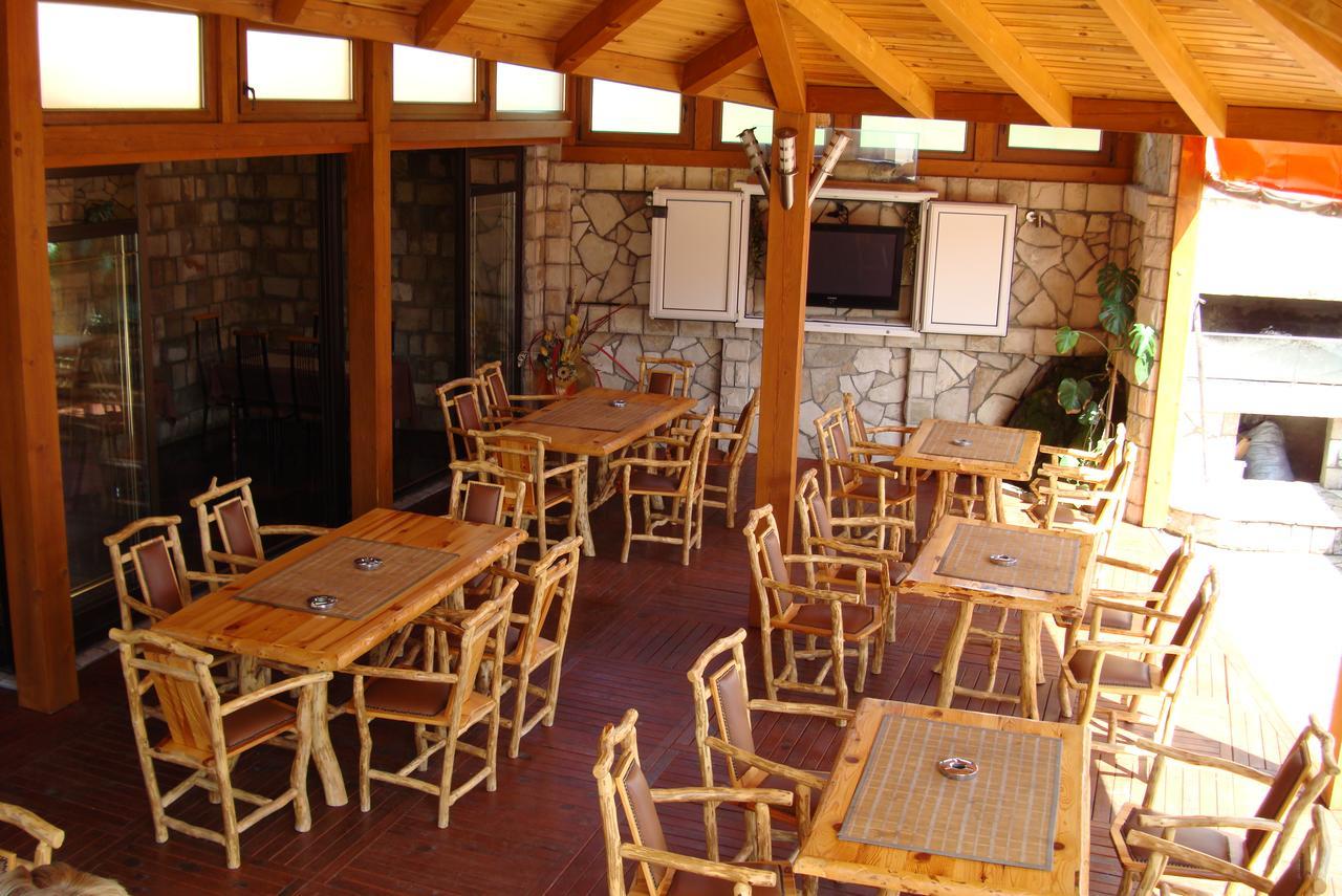 Pansion Basa Hotel Ustikolina Exterior foto