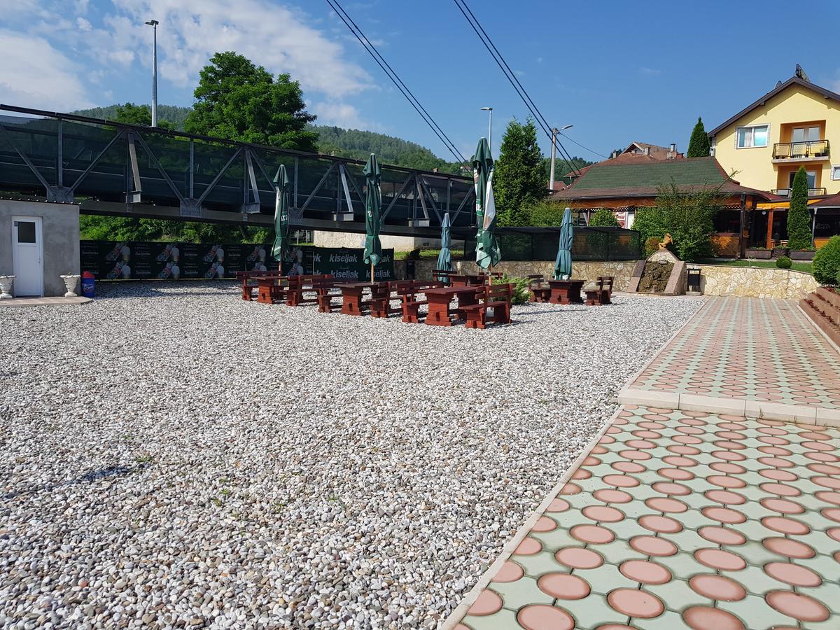 Pansion Basa Hotel Ustikolina Exterior foto